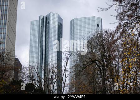 Logo auf dem Deutschen-Bank-Hochhaus in Frankfurt am Main, 21.11.2024. Frankfurt am Main Deutschland *** Logo auf dem Turm der Deutschen Bank in Frankfurt A Stockfoto