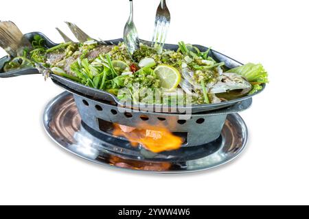 Gestanzt aus gedämpftem Seebarsch mit Limetten und Chillies, belegt mit gemischtem Gemüse auf weiß isoliert. Stockfoto