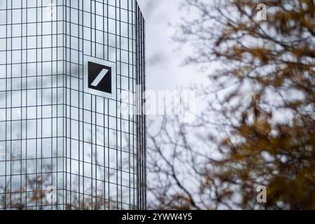 Logo auf dem Deutschen-Bank-Hochhaus in Frankfurt am Main, 21.11.2024. Frankfurt am Main Deutschland *** Logo auf dem Turm der Deutschen Bank in Frankfurt A Stockfoto