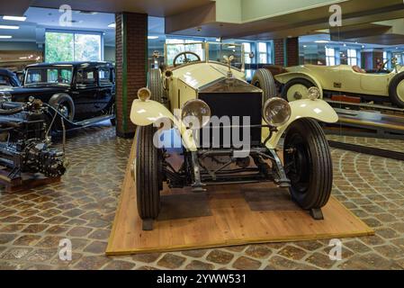 ARKHANGELSKOYE, RUSSLAND - 26. AUGUST 2020: Rolls-Royce Silver Ghost Car im Technischen Museum Vadim Zдорожno. Vorderansicht Stockfoto