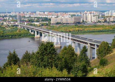 NISCHNI NOWGOROD, RUSSLAND - 29. AUGUST 2020: Blick auf die U-Bahn-Brücke an einem sonnigen Augusttag Stockfoto