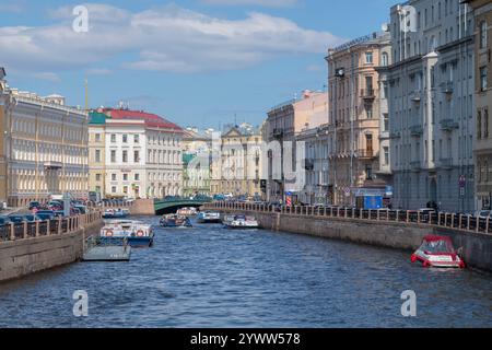 SANKT PETERSBURG, RUSSLAND - 23. MAI 2022: Der Fluss Moika an einem Maitag Stockfoto