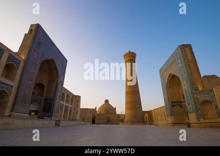 BUCHARA, USBEKISTAN - 5. SEPTEMBER 2022: Früh am Morgen auf dem Poyi Kalon Platz Stockfoto