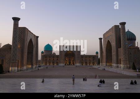 SAMARKAND, USBEKISTAN - 14. SEPTEMBER 2022: Dämmerung im September auf dem Registan-Platz. Historisches Zentrum von Samarkand Stockfoto