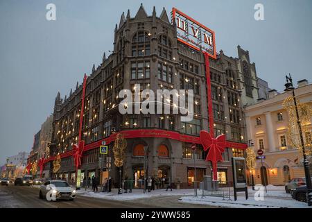 MOSKAU, RUSSLAND - 6. JANUAR 2024: Das Gebäude des Central Department Store (TSUM) an einem düsteren Januartag Stockfoto