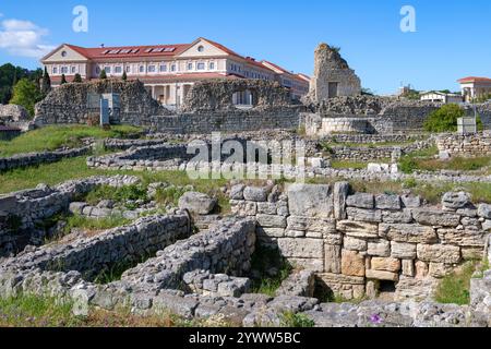 SEWASTOPOL, KRIM - 16. MAI 2024: Auf den Ruinen des alten Chersonesos an einem sonnigen Maimorgen Stockfoto