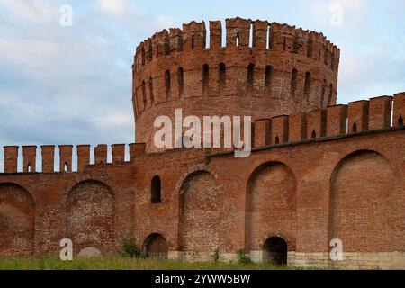 SMOLENSK, RUSSLAND - 12. JULI 2024: Der alte Turm „Adler“ der Festung Smolensk an einem Julitag Stockfoto