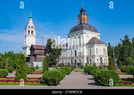 TULA, RUSSLAND - 15. JULI 2024: Blick auf die Geburtskirche Christi (Nikolozaretskaya) an einem sonnigen Juli-Tag Stockfoto