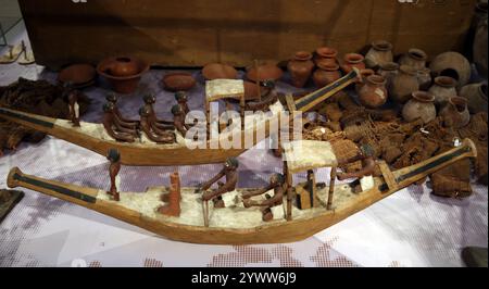 Grab INI in Gebelin. Nördliche Nekropole. Priester von Soker. Dynastie IX. Grabboote, Taschen und Terrakotta-Gläser. Erste Zwischenperiode. Stockfoto