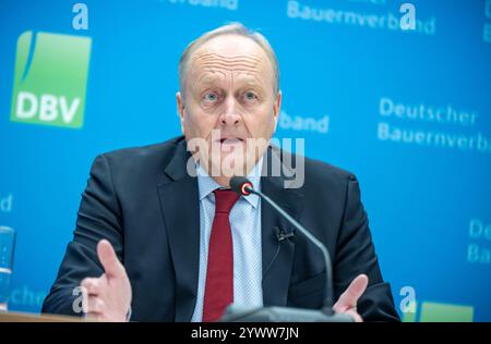 Berlin, Deutschland. Dezember 2024. Joachim Rukwied, Präsident des Deutschen Bauernverbandes, spricht auf einer Pressekonferenz zur jährlichen Wirtschaftsbilanz der Landwirtschaft in Deutschland. Quelle: Michael Kappeler/dpa/Alamy Live News Stockfoto