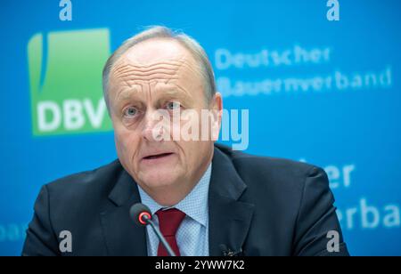 Berlin, Deutschland. Dezember 2024. Joachim Rukwied, Präsident des Deutschen Bauernverbandes, spricht auf einer Pressekonferenz zur jährlichen Wirtschaftsbilanz der Landwirtschaft in Deutschland. Quelle: Michael Kappeler/dpa/Alamy Live News Stockfoto