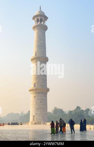 Besucher spazieren entlang des Taj Mahal Komplexes in Agra, Indien Stockfoto