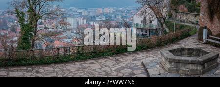 Panorama der Häuser auf dem Schlosshügel in Graz, Österreich. Cafe Restaurant auf dem schlossberg mit sichtbarer Stadt unten. Stockfoto