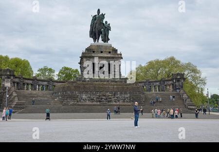 Kaiser-Wilhelm-Denkmal am Deutschen Eck am +Samstag+ (27.12.2024) in Koblenz Foto: Thomas Wieck Stockfoto