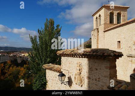 Cuenca ist eine historische ummauerte spanische Stadt, die zum UNESCO-Weltkulturerbe gehört. Stockfoto