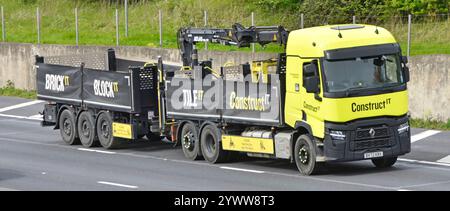 Aufbau eines IT-Fachgeschäfts für Ziegelsteintransport Renault Lkw-Anhängerbetrieb-Center auf der Autobahn M25 England Großbritannien Stockfoto