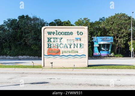 Miami, FL, USA - 29. März 2024: Begrüßungsschild am Einstiegspunkt des Key Biscayne - Willkommen am Key Biscayne-Schild in Miami, Florida, USA. Stockfoto