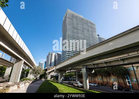 Miami, FL, USA - 29. März 2024: Zeitgenössische Gebäude und Metromover-Linie in Miami, FL, USA. Stockfoto