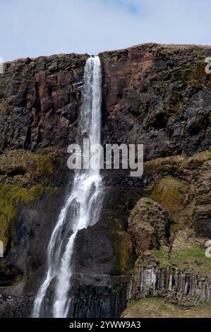 Snæfellsnes Halbinsel Island, Blick auf das Wasser, das den Wasserfall hinunterstürzt Stockfoto