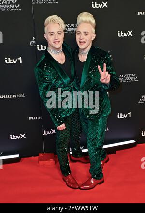 Jedward nimmt an einem Fotobesuch mit Katy Perry: Night of a Lifetime in der Central Hall Westminster, London, England Teil. UK. Mittwoch, 11. Dezember 2024 Stockfoto