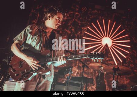 Newcastle, Großbritannien - 12. Dezember 2024: Everything Everything Perform at NX in Newcastle upon Tyne als Teil ihrer Mountainhead Tour. Foto: Thomas Jackson/Alamy Live News Stockfoto