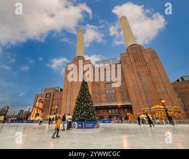 Schlittschuhläufer auf der Eislaufbahn am Battersea Power Station zu Weihnachten. London. UK. Stockfoto