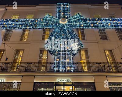 Chanel Boutique in der Bond Street, dekoriert mit einem riesigen beleuchteten Schottenbogen zu Weihnachten. London. UK Stockfoto