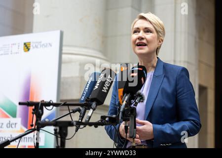 Berlin, Deutschland. Dezember 2024. Manuela Schwesig (SPD), Ministerpräsidentin von Mecklenburg-Vorpommern, spricht auf der Ministerkonferenz (MPK) in Berlin mit Medienvertretern. Quelle: Hannes P. Albert/dpa/Alamy Live News Stockfoto