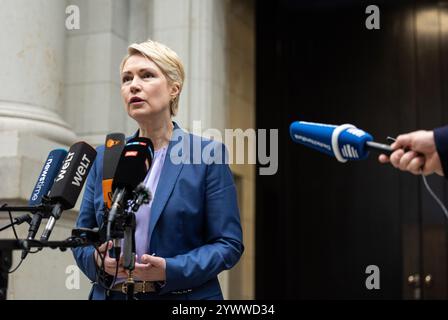 Berlin, Deutschland. Dezember 2024. Manuela Schwesig (SPD), Ministerpräsidentin von Mecklenburg-Vorpommern, spricht auf der Ministerkonferenz (MPK) in Berlin mit Medienvertretern. Quelle: Hannes P. Albert/dpa/Alamy Live News Stockfoto