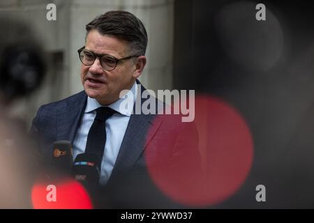 Berlin, Deutschland. Dezember 2024. Der hessische Ministerpräsident Boris Rhein (CDU) spricht mit Medienvertretern auf der Ministerkonferenz (MPK) in Berlin. Quelle: Hannes P. Albert/dpa/Alamy Live News Stockfoto