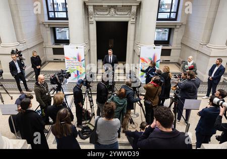 Berlin, Deutschland. Dezember 2024. Alexander Schweitzer (SPD), Ministerpräsident von Rheinland-Pfalz, spricht auf der Ministerkonferenz (MPK) in Berlin mit Medienvertretern. Quelle: Hannes P. Albert/dpa/Alamy Live News Stockfoto