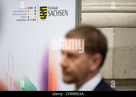 Berlin, Deutschland. Dezember 2024. Michael Kretschmer (CDU), sächsischer Ministerpräsident, spricht auf der Ministerpräsidenten-Konferenz (MPK) in Berlin mit Medienvertretern. Quelle: Hannes P. Albert/dpa/Alamy Live News Stockfoto