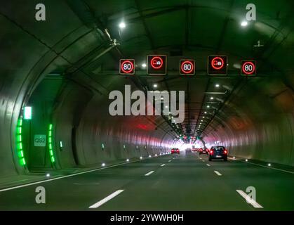 Jena, Deutschland. Dezember 2024. Der A4-Autobahntunnel an der Anschlussstelle Jena-Göschwitz. Quelle: Soeren Stache/dpa/Alamy Live News Stockfoto