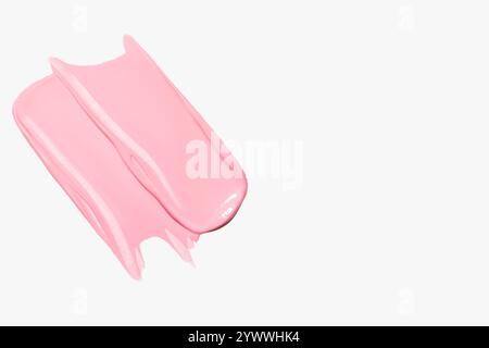 Die Zusammensetzung von rosafarbenen Abstrichen auf hellem Hintergrund. Hautpflegecreme oder Lippenstift, Schönheitstexturen. Stockfoto