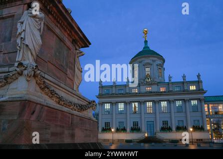 Obelisk, altes Rathaus, Potsdam Museum Forum für Kunst und Geschichte, Alter Markt am Abend, Potsdam, Brandenburg, Deutschland *** Obelisk, Altes Rathaus, Potsdam Museum Forum für Kunst und Geschichte, Alter Markt am Abend, Potsdam, Brandenburg, Deutschland Stockfoto