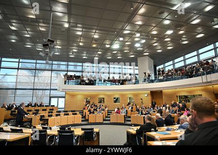 Erfurt, Deutschland. Dezember 2024. CDU-Politiker Mario Voigt spricht nach seiner Wahl zum neuen Ministerpräsidenten Thüringens. Voigt wurde zum neuen Ministerpräsidenten gewählt und leitet die erste deutsche blackberry-Koalition. Quelle: Martin Schutt/dpa/Alamy Live News Stockfoto