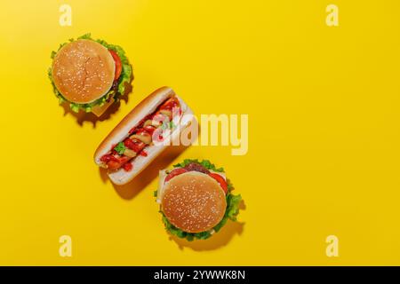 Ein lebhaftes Foto mit saftigen Cheeseburgern und Hot Dog, das eine lustige und appetitliche Szene schafft Stockfoto