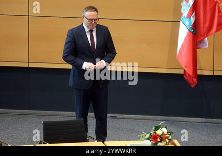 Erfurt, Deutschland. Dezember 2024. Mario Voigt (CDU) nach seiner Wahl zum neuen Ministerpräsidenten Thüringens. Voigt wurde zum neuen Ministerpräsidenten gewählt und leitet die erste deutsche blackberry-Koalition. Quelle: Bodo Schackow/dpa/Alamy Live News Stockfoto