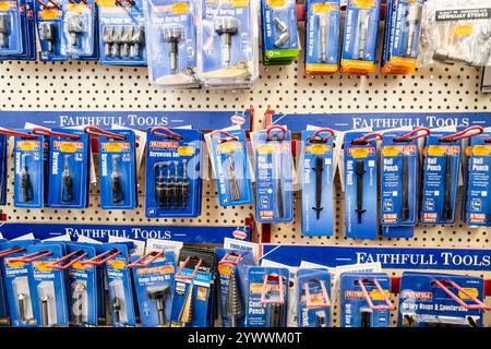 Eine Ausstellung von Faithfull Tools zum Verkauf in einem unabhängigen Shop für Heimwerker in Cornwall, Großbritannien. Stockfoto