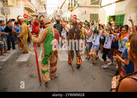 Dämonen „Dimonis“ während der Feierlichkeiten von Sant Joan degollat, Sant Joan Stadt, Mallorca, Balearen, Spanien Stockfoto