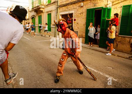 Dämonen „Dimonis“ während der Feierlichkeiten von Sant Joan degollat, Sant Joan Stadt, Mallorca, Balearen, Spanien Stockfoto