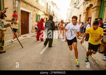 Dämonen „Dimonis“ während der Feierlichkeiten von Sant Joan degollat, Sant Joan Stadt, Mallorca, Balearen, Spanien Stockfoto