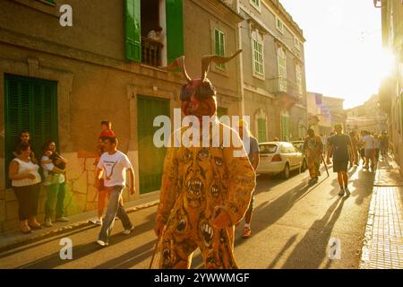 Dämonen „Dimonis“ während der Feierlichkeiten von Sant Joan degollat, Sant Joan Stadt, Mallorca, Balearen, Spanien Stockfoto