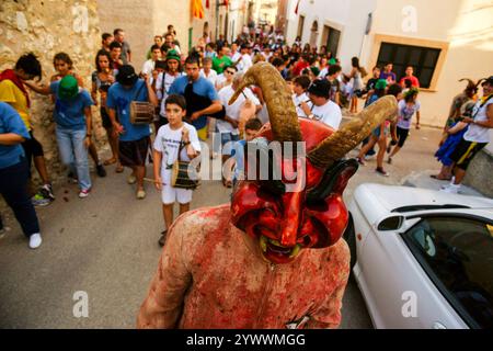 Dämonen „Dimonis“ während der Feierlichkeiten von Sant Joan degollat, Sant Joan Stadt, Mallorca, Balearen, Spanien Stockfoto