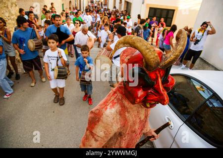 Dämonen „Dimonis“ während der Feierlichkeiten von Sant Joan degollat, Sant Joan Stadt, Mallorca, Balearen, Spanien Stockfoto