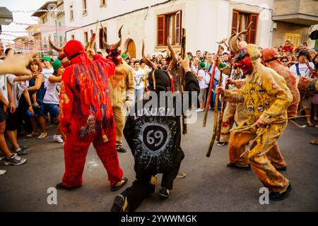 Dämonen „Dimonis“ während der Feierlichkeiten von Sant Joan degollat, Sant Joan Stadt, Mallorca, Balearen, Spanien Stockfoto