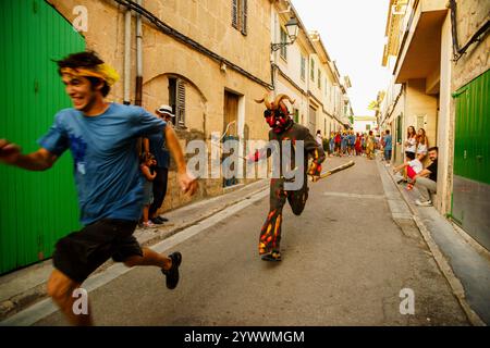 Dämonen „Dimonis“ während der Feierlichkeiten von Sant Joan degollat, Sant Joan Stadt, Mallorca, Balearen, Spanien Stockfoto