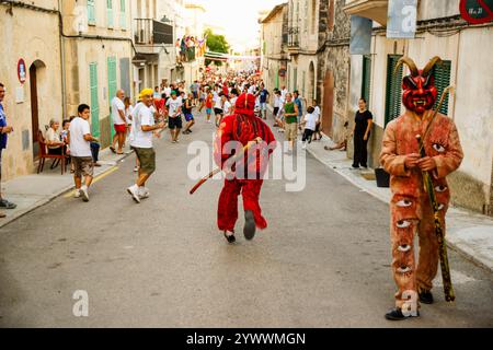 Dämonen „Dimonis“ während der Feierlichkeiten von Sant Joan degollat, Sant Joan Stadt, Mallorca, Balearen, Spanien Stockfoto