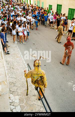 Dämonen „Dimonis“ während der Feierlichkeiten von Sant Joan degollat, Sant Joan Stadt, Mallorca, Balearen, Spanien Stockfoto