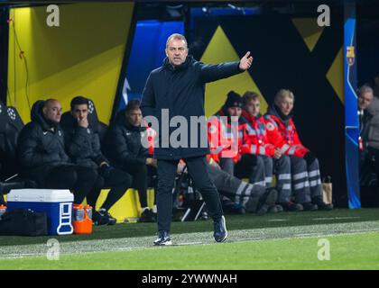 Signal-Iduna-Park, Dortmund, 11.12.2024: Cheftrainer Hans-Dieter Flick von Barcelona reagiert beim Championsleague-Spiel Borussia Dortmund gegen FC Barcelona. Stockfoto